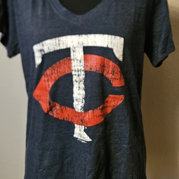 Women's Large Minnesota Twins Short Sleeve V-neck T-shirt - Picture 5 of 5